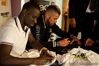 Séance de dédicace pour Jérémy Menez et Mamadou Sakho Séance de dédicace pour Jérémy Menez et Mamadou Sakho