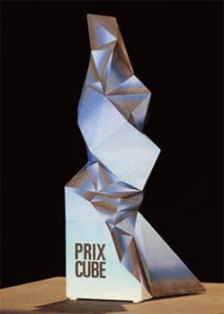 Le trophée du Prix Cube réalisé par l'artiste Hugo Arcier Le Cube