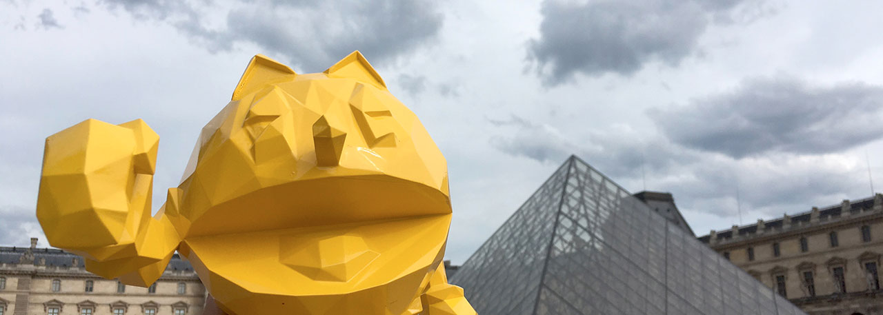 Pac-Man devant la pyramide du Louvre