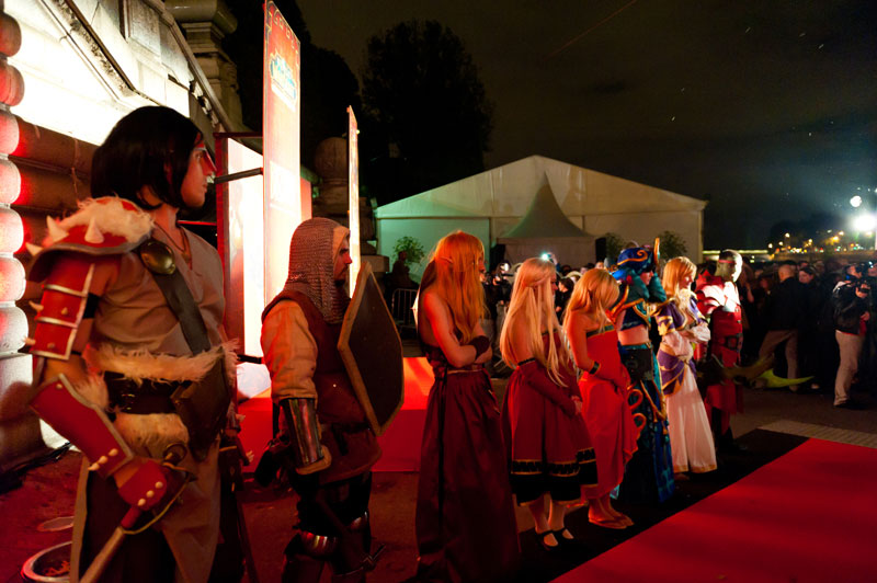 Photo 23 : Les cosplayers forment une haie d'honneur pour l'entr�e des premiers fans